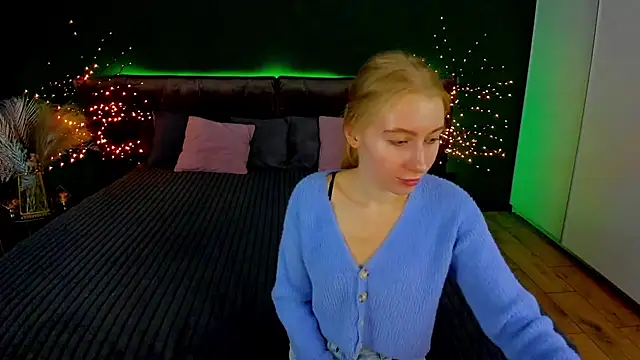 Snapshot of Alina_Blonde chatting on September 20, 5:41 am Alina Blonde online show from September 20, 5:41 am