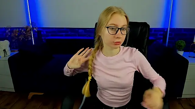 Snapshot of Alina_Blonde chatting on September 24, 5:44 am Alina Blonde online show from September 24, 5:44 am