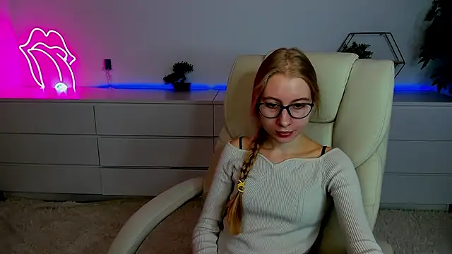 Snapshot of Alina_Blonde chatting on September 25, 5:44 am Alina Blonde online show from September 25, 5:44 am