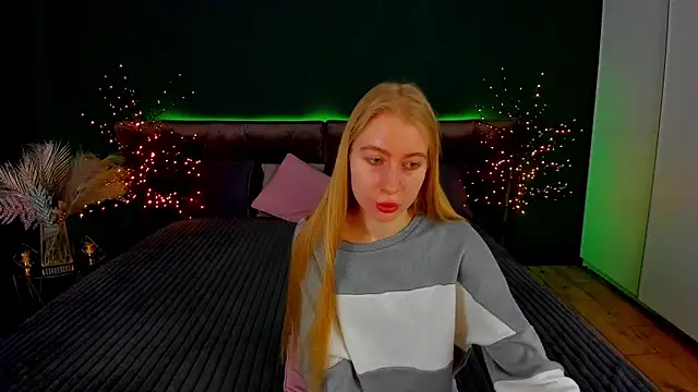 Snapshot of Alina_Blonde chatting on September 27, 5:45 am Alina Blonde online show from September 27, 5:45 am