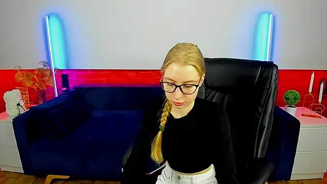 Snapshot of Alina_Blonde chatting on September 30, 5:34 am Alina Blonde online show from September 30, 5:34 am