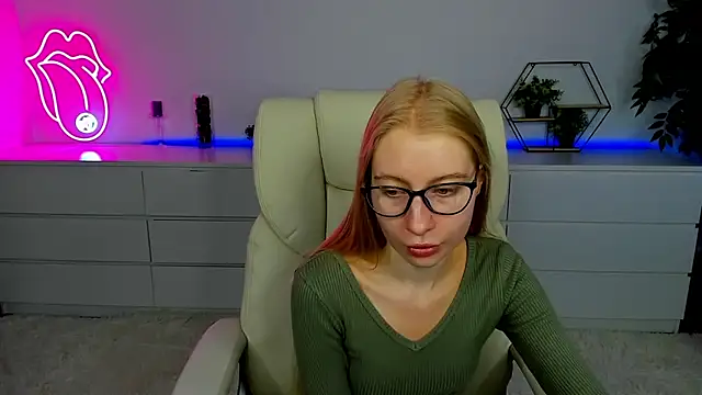 Snapshot of Alina_Blonde chatting on October 3, 12:02 pm Alina Blonde online show from October 3, 12:02 pm