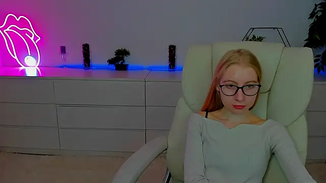 Snapshot of Alina_Blonde chatting on October 8, 5:38 am Alina Blonde online show from October 8, 5:38 am