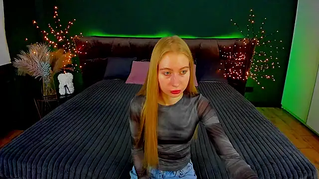 Snapshot of Alina_Blonde chatting on October 11, 5:39 am Alina Blonde online show from October 11, 5:39 am