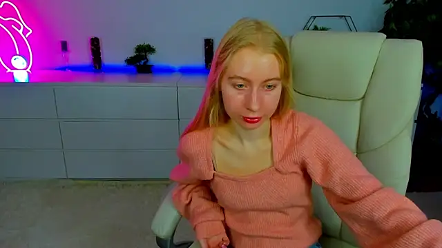 Snapshot of Alina_Blonde chatting on October 12, 5:39 am Alina Blonde online show from October 12, 5:39 am