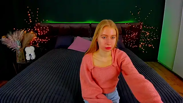 Snapshot of Alina_Blonde chatting on October 18, 5:43 am Alina Blonde online show from October 18, 5:43 am