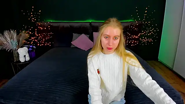 Snapshot of Alina_Blonde chatting on October 30, 6:37 am Alina Blonde online show from October 30, 6:37 am