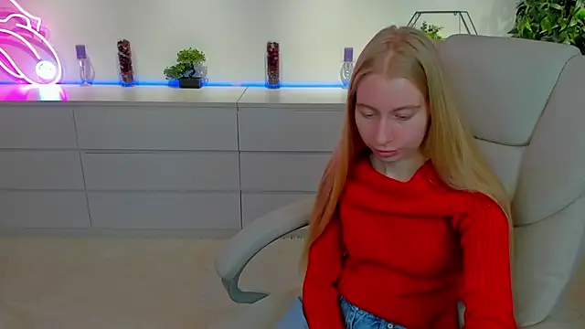 Snapshot of Alina_Blonde chatting on November 1, 6:37 am Alina Blonde online show from November 1, 6:37 am