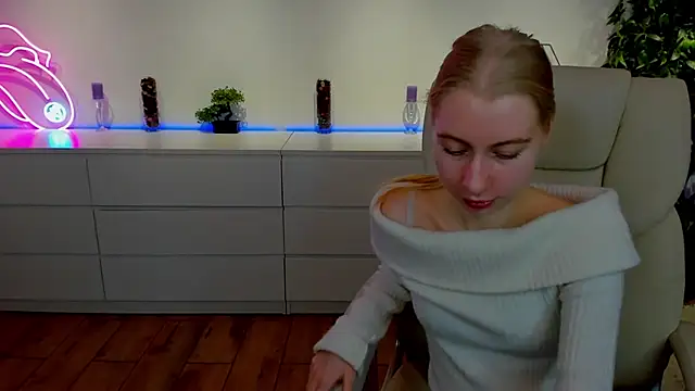 Snapshot of Alina_Blonde chatting on November 2, 6:38 am Alina Blonde online show from November 2, 6:38 am