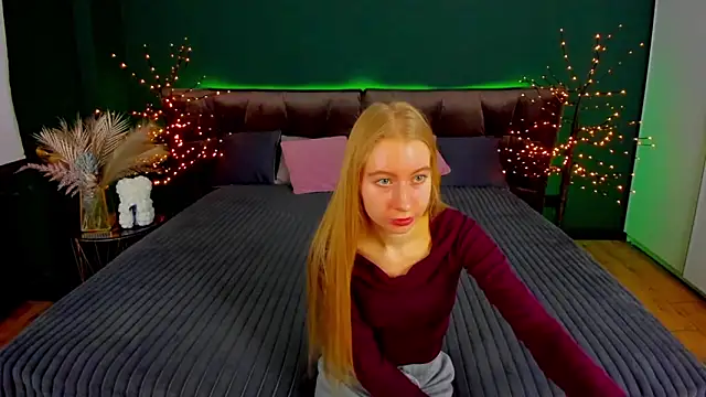 Snapshot of Alina_Blonde chatting on November 6, 6:47 am Alina Blonde online show from November 6, 6:47 am