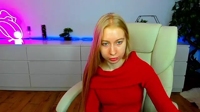 Snapshot of Alina_Blonde chatting on November 8, 6:57 am Alina Blonde online show from November 8, 6:57 am