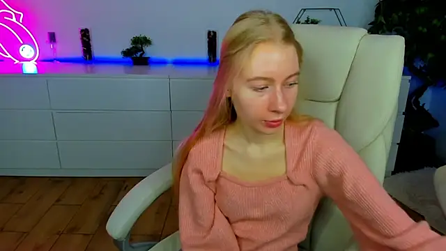 Snapshot of Alina_Blonde chatting on November 12, 6:36 am Alina Blonde online show from November 12, 6:36 am