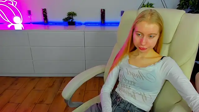 Snapshot of Alina_Blonde chatting on November 24, 6:35 am Alina Blonde online show from November 24, 6:35 am