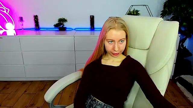 Snapshot of Alina_Blonde chatting on November 30, 6:39 am Alina Blonde online show from November 30, 6:39 am