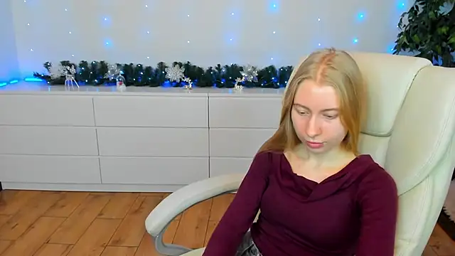 Snapshot of Alina_Blonde chatting on December 3, 6:32 am Alina Blonde online show from December 3, 6:32 am