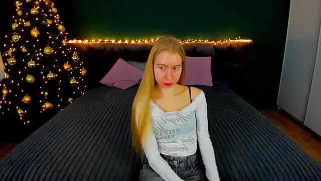 Snapshot of Alina_Blonde chatting on December 4, 6:34 am Alina Blonde online show from December 4, 6:34 am