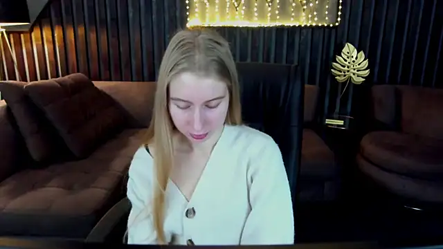 Alina Blonde online show from April 2, 5:38 am
