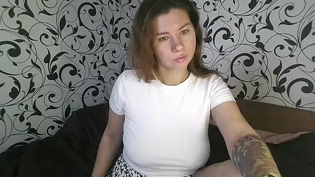 Snapshot of YourEmilie chatting on October 28, 8:51 am YourEmilie online show from October 28, 8:51 am