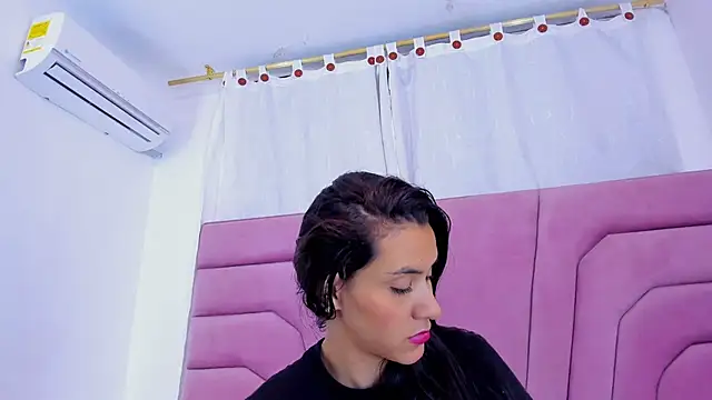 miajhonsonx online show from February 24, 8:07 pm