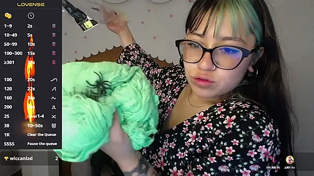 Snapshot of nicte_t_ chatting on October 6, 8:28 pm nicte t online show from October 6, 8:28 pm