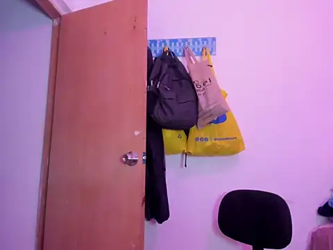 Snapshot of Annie_rosse1017 chatting on February 11, 6:07 am Annie rosse1017 online show from February 11, 6:07 am