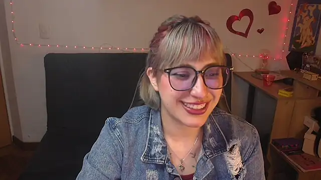 Snapshot of Miacatsito3 chatting on August 8, 1:19 am Miacatsito3 online show from August 8, 1:19 am