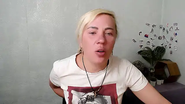 EmmaCat  online show from May 7, 4:07 am