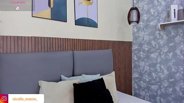 Snapshot of EmillyHarper_ chatting on November 28, 4:04 am EmillyHarper online show from November 28, 4:04 am