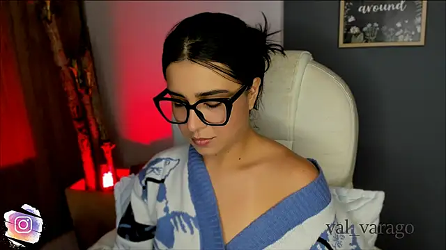 Snapshot of val_varago chatting on November 1, 5:31 am val varago online show from November 1, 5:31 am