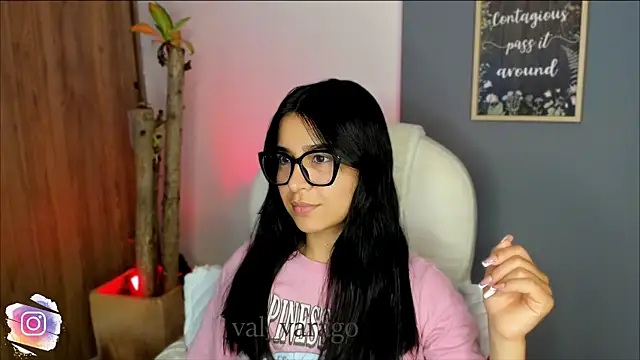 Snapshot of val_varago chatting on November 3, 2:24 am val varago online show from November 3, 2:24 am