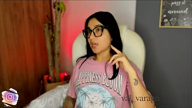 Snapshot of val_varago chatting on December 14, 12:49 am val varago online show from December 14, 12:49 am