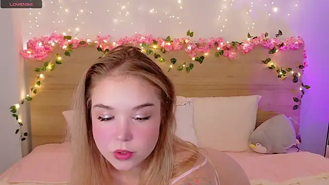 Snapshot of Lilith_Bonheur chatting on September 15, 3:56 pm Lilith Bonheur online show from September 15, 3:56 pm