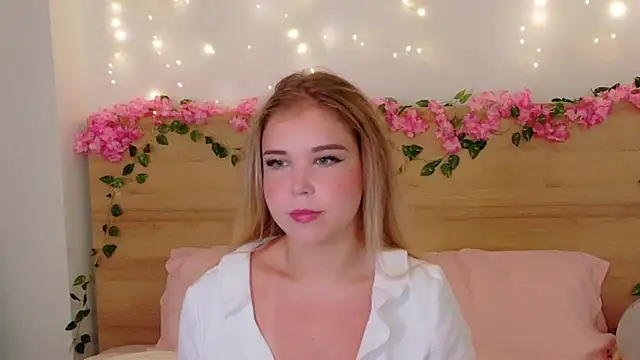 Snapshot of Lilith_Bonheur chatting on October 6, 8:17 pm Lilith Bonheur online show from October 6, 8:17 pm