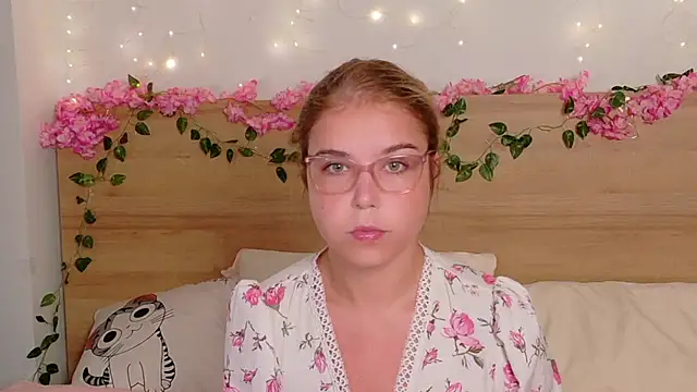 Snapshot of Lilith_Bonheur chatting on October 16, 8:10 pm Lilith Bonheur online show from October 16, 8:10 pm