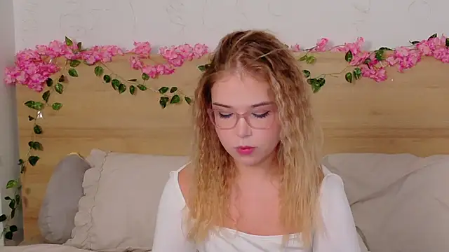 Snapshot of Lilith_Bonheur chatting on October 31, 8:32 pm Lilith Bonheur online show from October 31, 8:32 pm