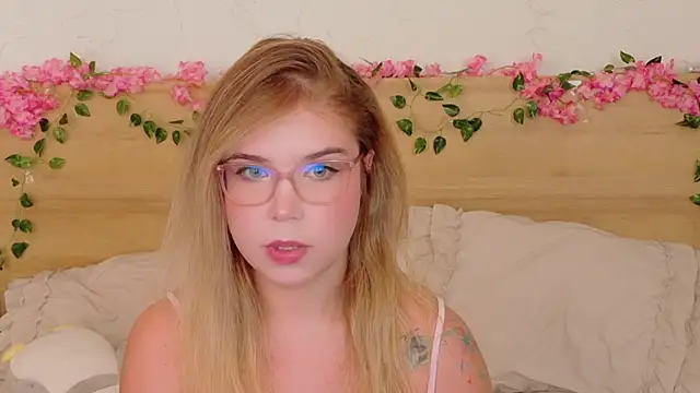 Snapshot of Lilith_Bonheur chatting on November 3, 9:05 pm Lilith Bonheur online show from November 3, 9:05 pm