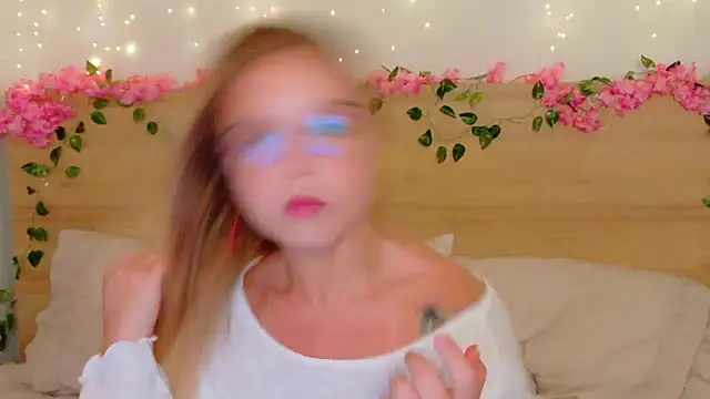 Snapshot of Lilith_Bonheur chatting on November 8, 9:24 pm Lilith Bonheur online show from November 8, 9:24 pm