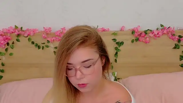 Snapshot of Lilith_Bonheur chatting on November 24, 10:09 pm Lilith Bonheur online show from November 24, 10:09 pm