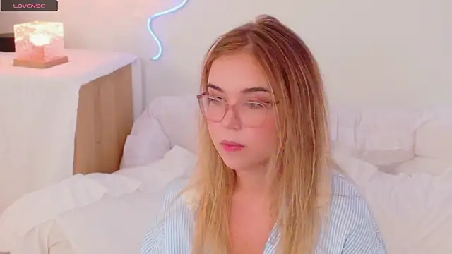 Snapshot of Lilith_Bonheur chatting on December 2, 12:49 am Lilith Bonheur online show from December 2, 12:49 am