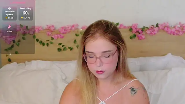 Snapshot of Lilith_Bonheur chatting on December 16, 10:04 pm Lilith Bonheur online show from December 16, 10:04 pm