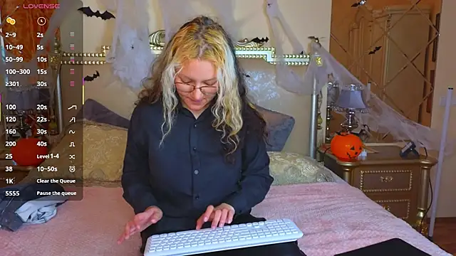 Snapshot of JuicyLullu chatting on October 19, 5:52 am JuicyLullu online show from October 19, 5:52 am