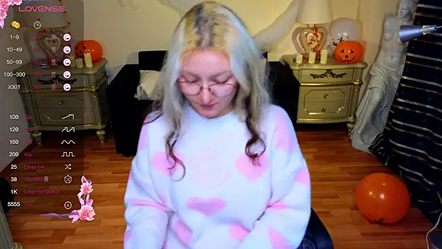 Snapshot of JuicyLullu chatting on October 21, 11:33 am JuicyLullu online show from October 21, 11:33 am