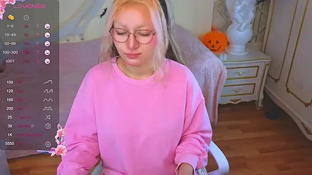 Snapshot of JuicyLullu chatting on November 6, 4:24 am JuicyLullu online show from November 6, 4:24 am