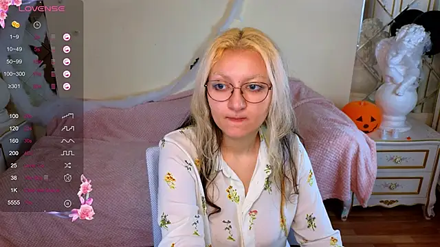 Snapshot of JuicyLullu chatting on November 10, 11:20 am JuicyLullu online show from November 10, 11:20 am