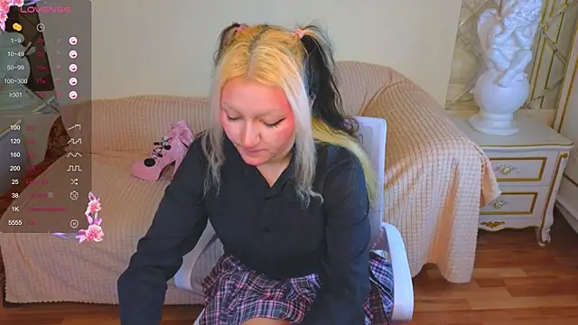 Snapshot of JuicyLullu chatting on November 15, 11:40 am JuicyLullu online show from November 15, 11:40 am