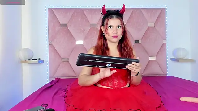 Snapshot of La_Diabla8 chatting on October 14, 12:28 pm La Diabla8 online show from October 14, 12:28 pm