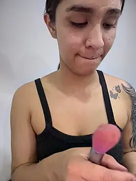 Snapshot of Isabella-Teen chatting on October 31, 2:01 am Isabella-Teen online show from October 31, 2:01 am