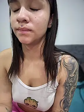 Snapshot of Isabella-Teen chatting on November 25, 4:12 am Isabella-Teen online show from November 25, 4:12 am