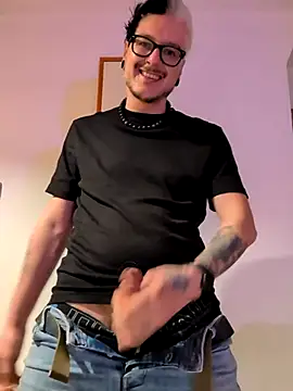 Snapshot of cruiserpup chatting on December 15, 6:45 pm cruiserpup online show from December 15, 6:45 pm