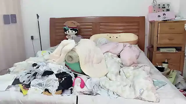 Snapshot of Akong11 chatting on October 31, 5:25 pm Akong11 online show from October 31, 5:25 pm